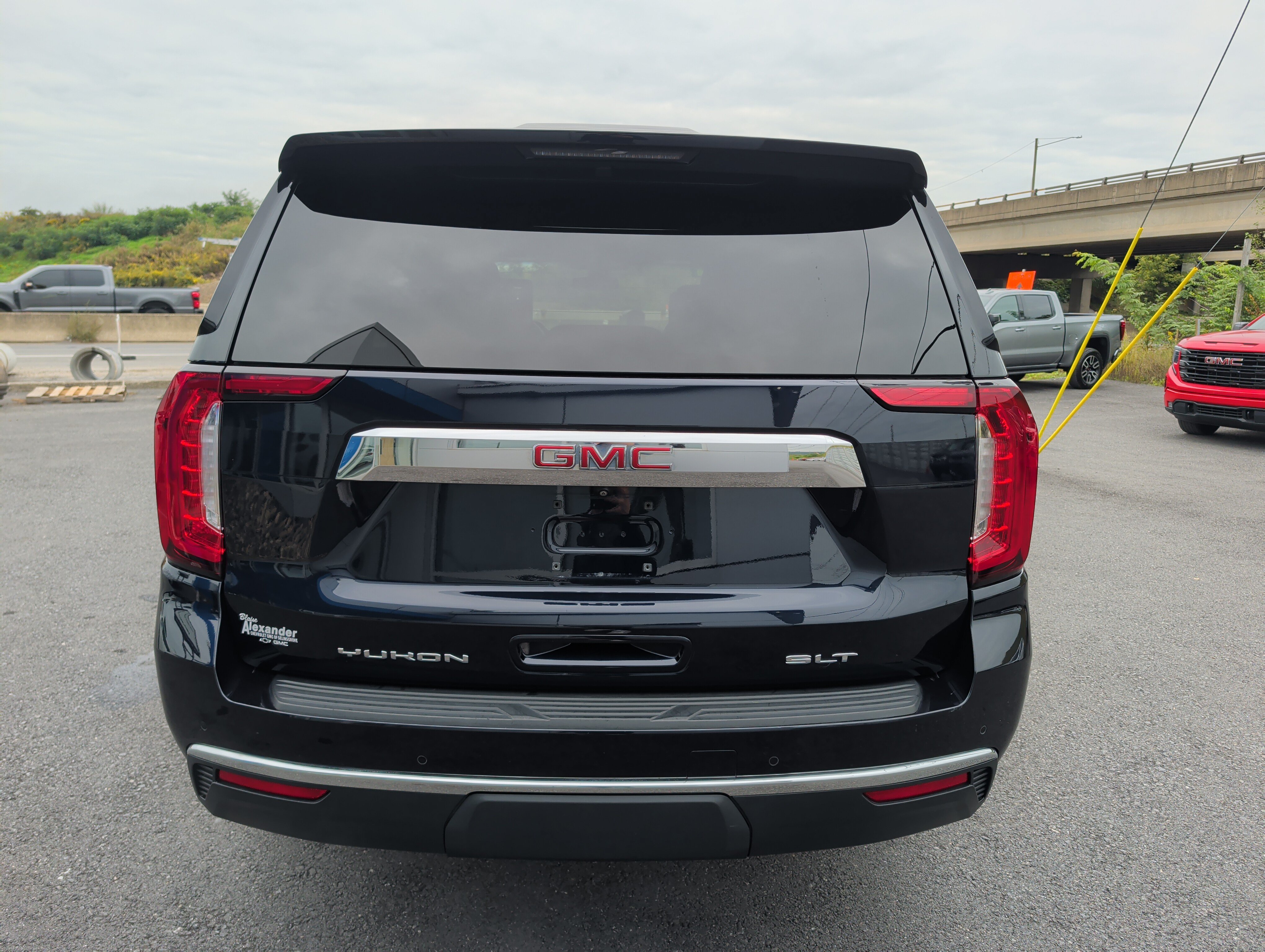 Used 2021 GMC Yukon SLT w/ SLT Luxury Plus Package AWD/4WD image 4