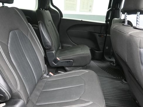 Used 2020 Chrysler Pacifica Touring w/ S Appearance Package FWD image 10