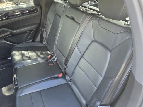 Used 2022 Porsche Cayenne AWD/4WD image 16