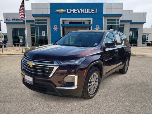 Used 2023 Chevrolet Traverse LT image 1