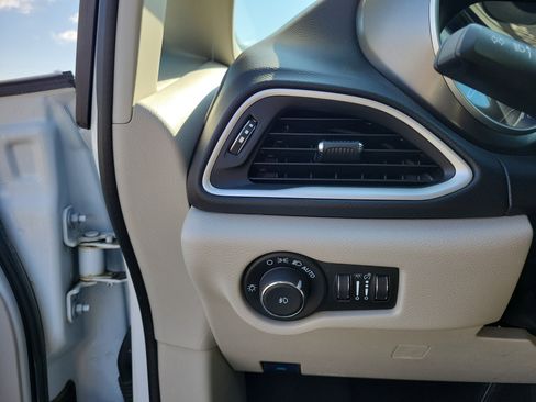 Used 2024 Chrysler Pacifica Touring-L image 20