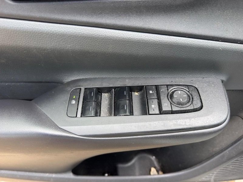 Used 2025 Toyota Prius LE FWD image 16