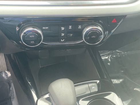 Used 2025 Chevrolet Trax LT FWD image 18