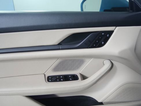 Used 2022 Porsche Taycan image 11