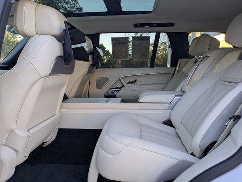 Used 2025 Land Rover Range Rover SV image 16