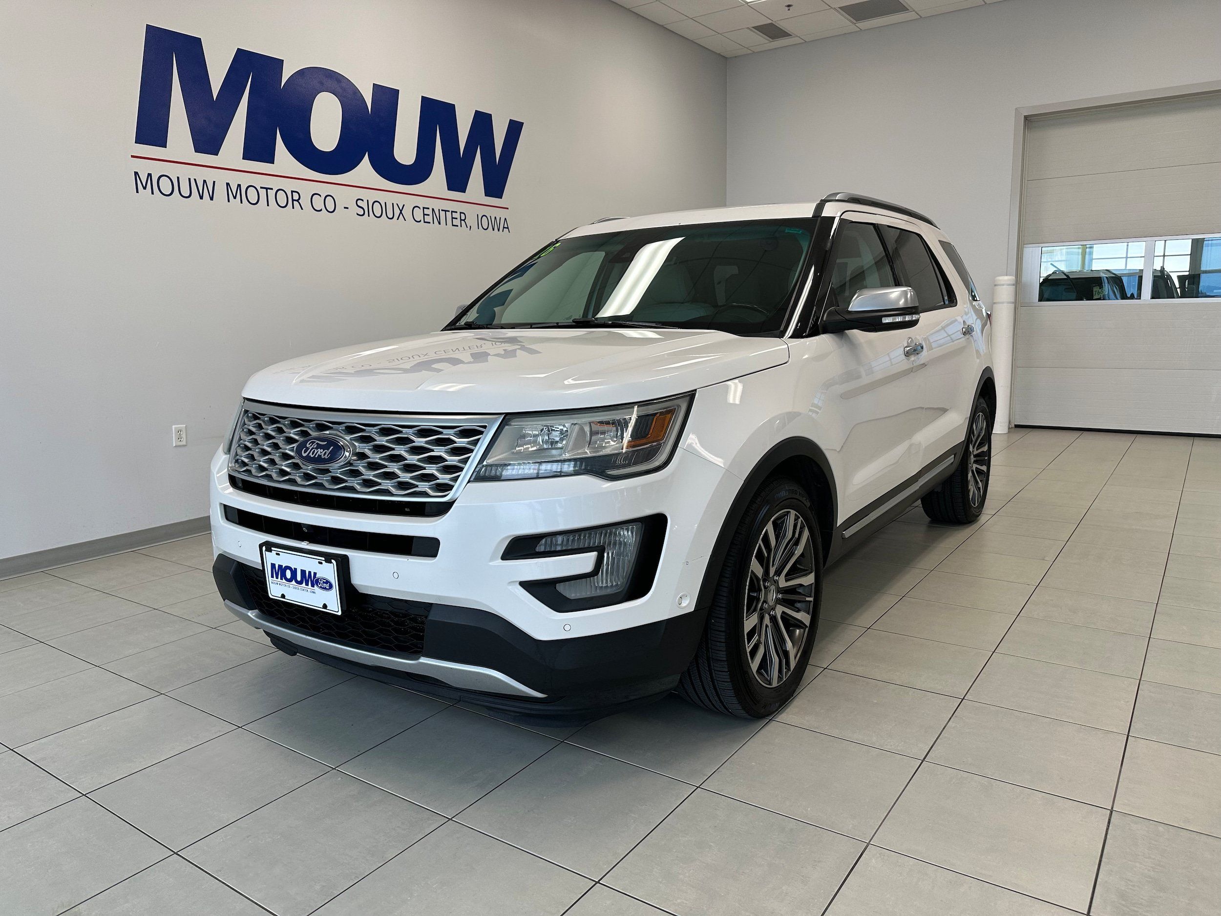 Used 2016 Ford Explorer Platinum AWD/4WD image 2