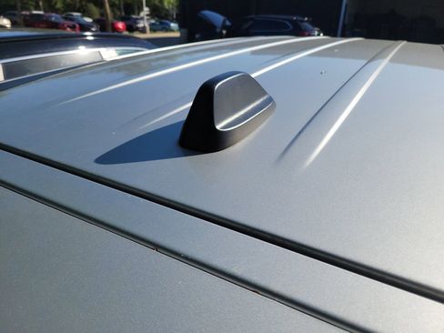 Used 2022 Chrysler Voyager LX image 16