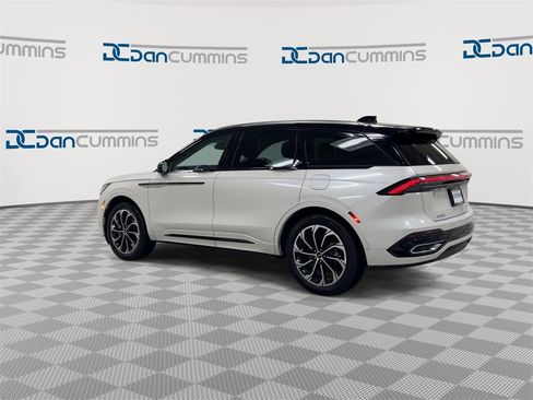 Used 2025 Lincoln Nautilus Reserve image 6