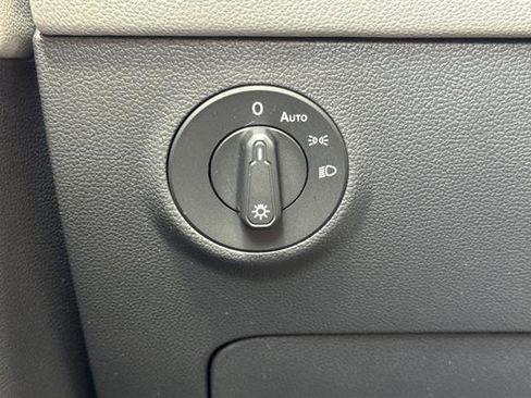 Used 2022 Volkswagen Taos SE w/ Panoramic Sunroof Package FWD image 30
