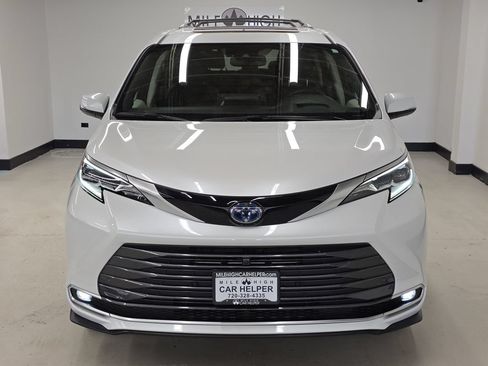 Used 2024 Toyota Sienna Platinum AWD/4WD image 2