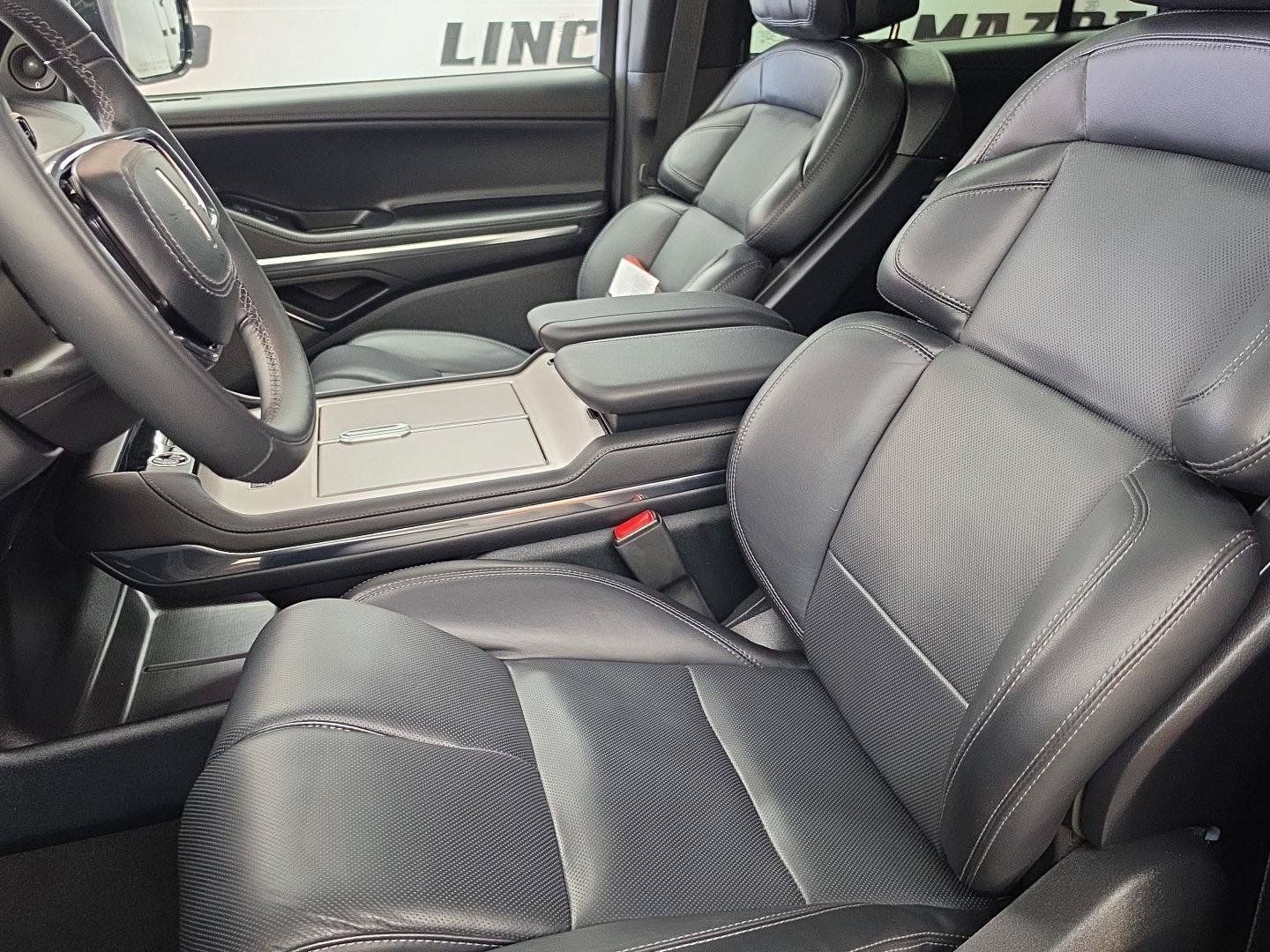 Certified 2025 Lincoln Navigator Reserve w/ Jet Appearance Package AWD/4WD image 6
