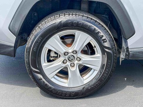 Used 2021 Toyota RAV4 XLE w/ Convenience Package FWD image 10