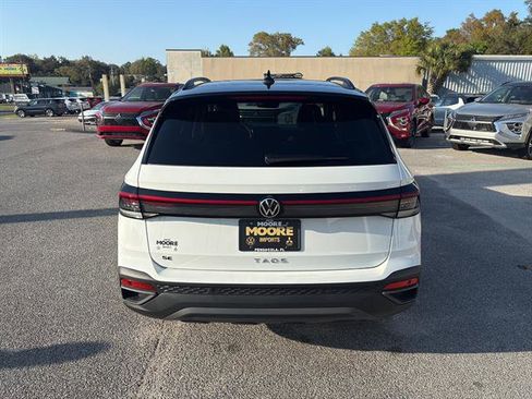 New 2026 Volkswagen Taos SE FWD image 5