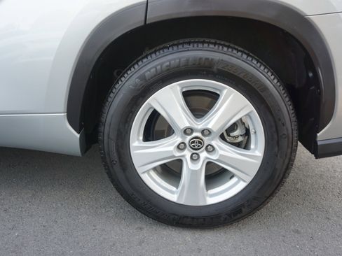 Used 2023 Toyota Highlander LE FWD image 6