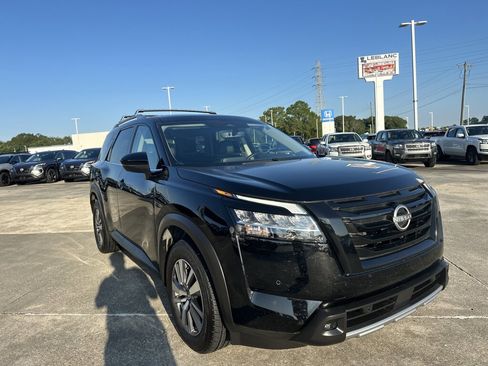 Used 2023 Nissan Pathfinder SL w/ Lighting Package (N92) image 4