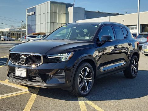 Used 2023 Volvo XC40 B4 Core FWD image 3