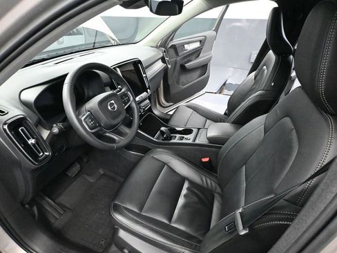 Used 2023 Volvo XC40 B5 Core image 22