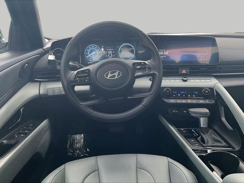 Certified 2025 Hyundai Elantra Limited FWD image 6