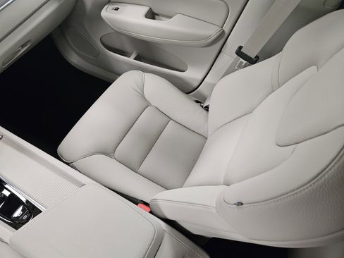 New 2025 Volvo XC60 T8 Core w/ Protection Package Premier image 16