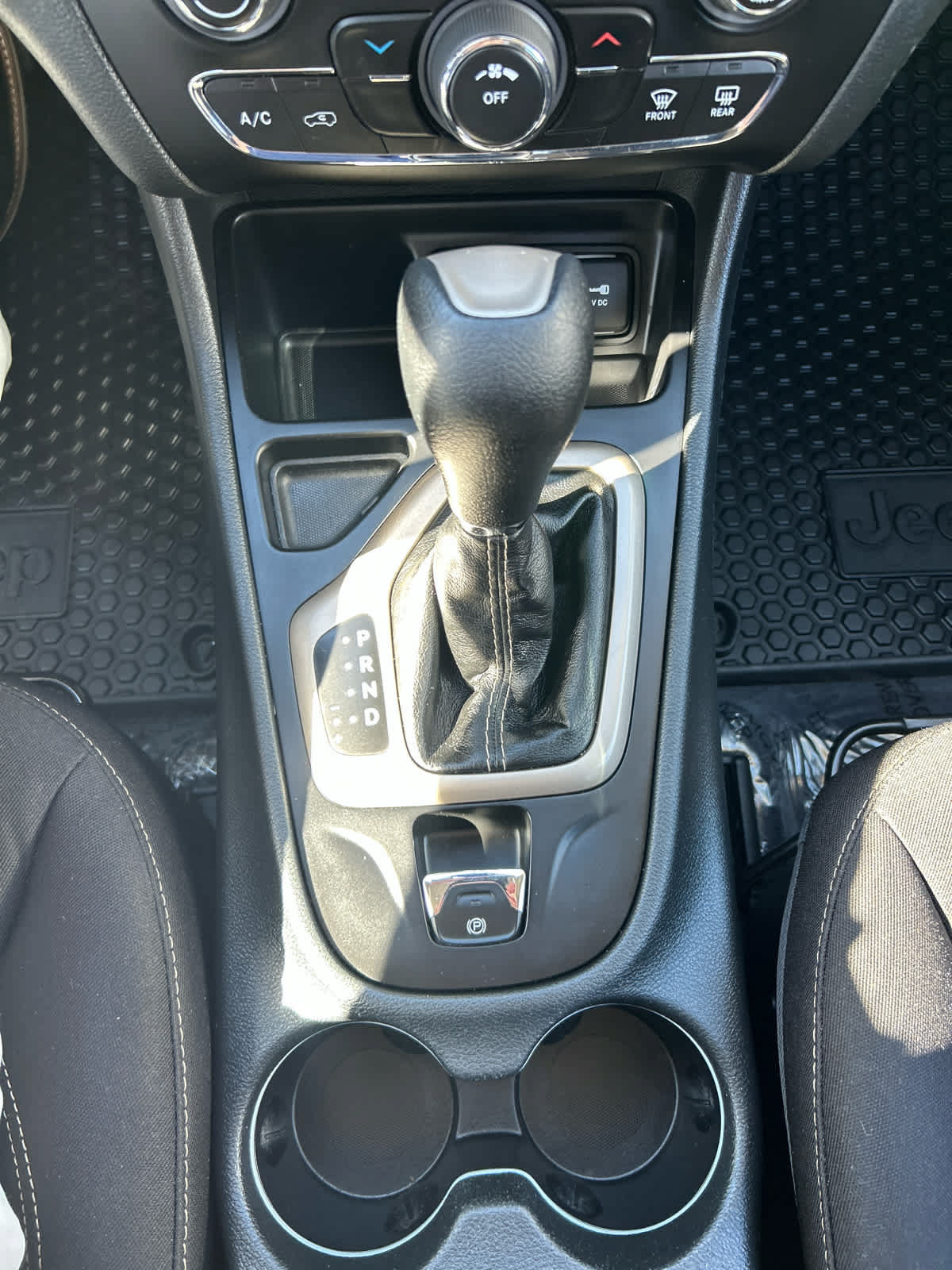 Used 2015 Jeep Cherokee Latitude w/ Cold Weather Group FWD image 18
