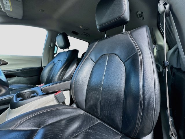 Used 2017 Chrysler Pacifica Touring-L Plus w/ Tire & Wheel Group FWD image 15