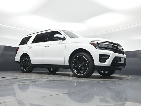 Used 2023 Ford Expedition Limited AWD/4WD image 3