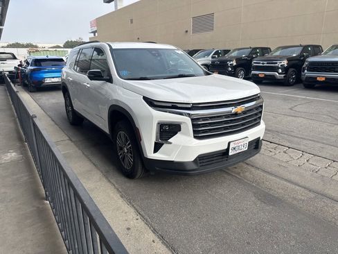 Used 2024 Chevrolet Traverse LT image 2