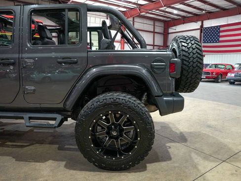 Used 2019 Jeep Wrangler Unlimited Sahara w/ Uconnect 4C Nav & Sound Group AWD/4WD image 5