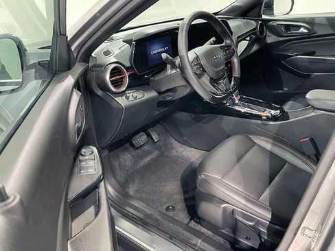 Used 2025 Chevrolet Trax RS FWD image 19
