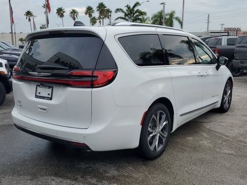 New 2026 Chrysler Pacifica Pinnacle image 4
