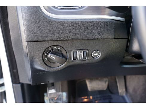 Used 2018 Dodge Charger SXT image 17