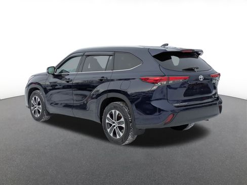 Used 2022 Toyota Highlander XLE image 4