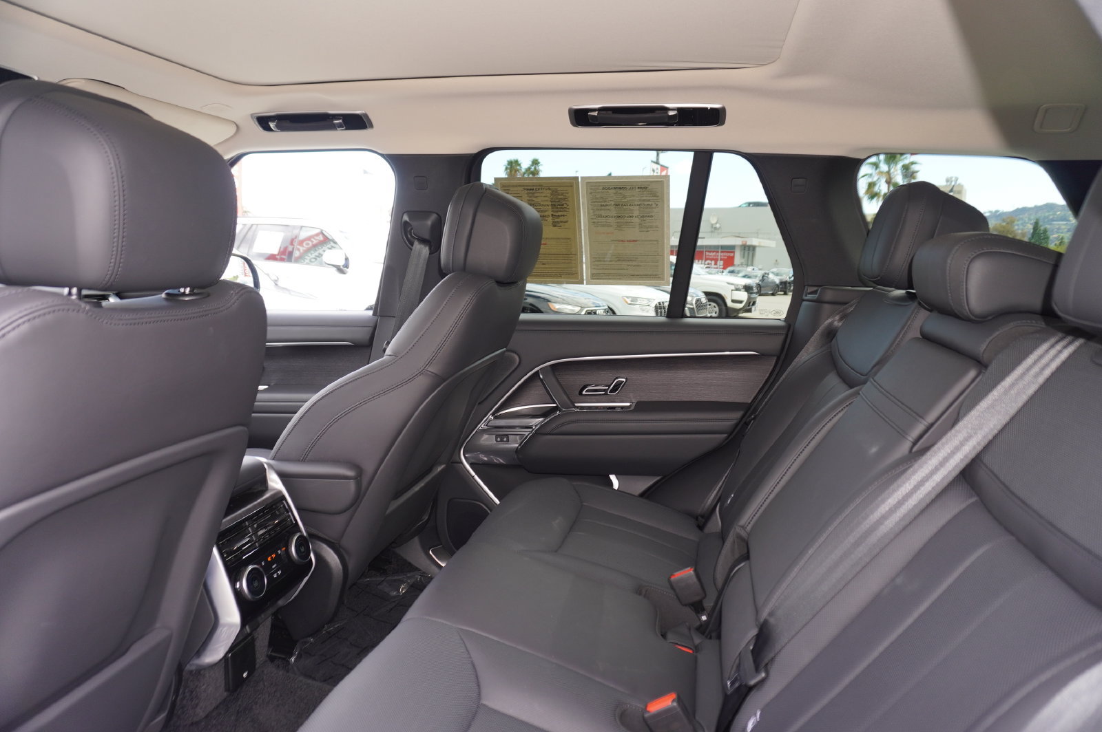 Used 2025 Land Rover Range Rover SE AWD/4WD image 12