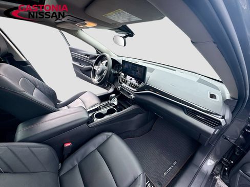 Used 2025 Nissan Altima 2.5 SR w/ SR Premium Package FWD image 36