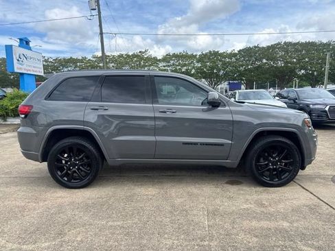 Used 2019 Jeep Grand Cherokee Altitude AWD/4WD image 4