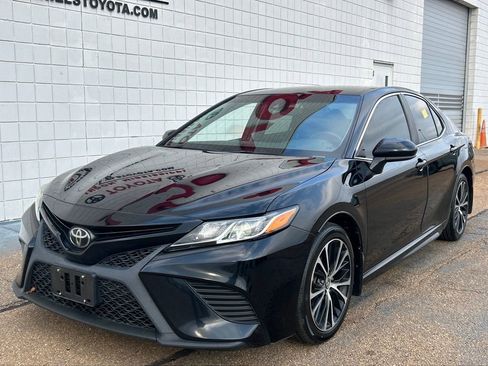 Used 2018 Toyota Camry SE image 1