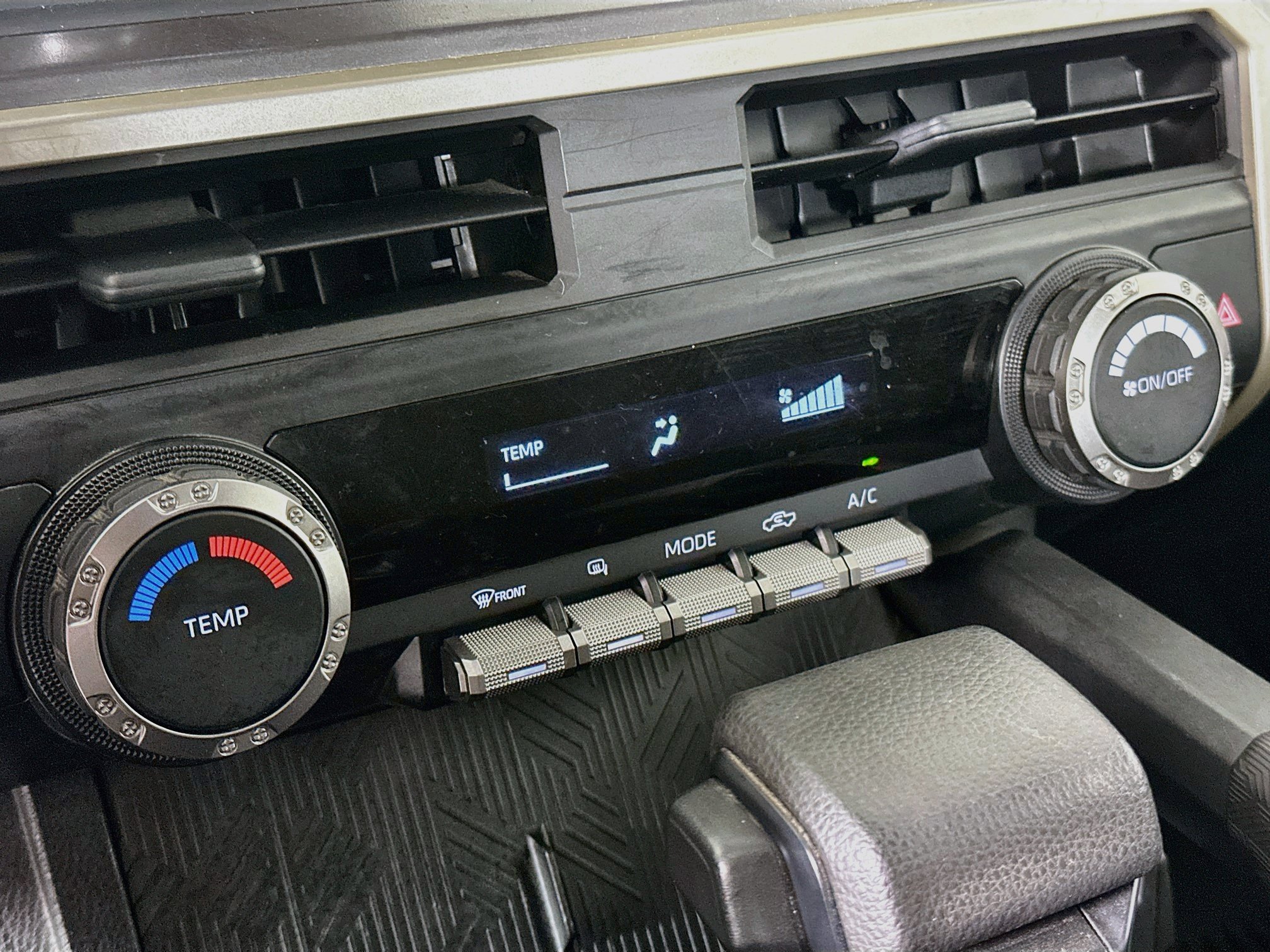 Used 2025 Toyota Tacoma SR5 AWD/4WD image 24