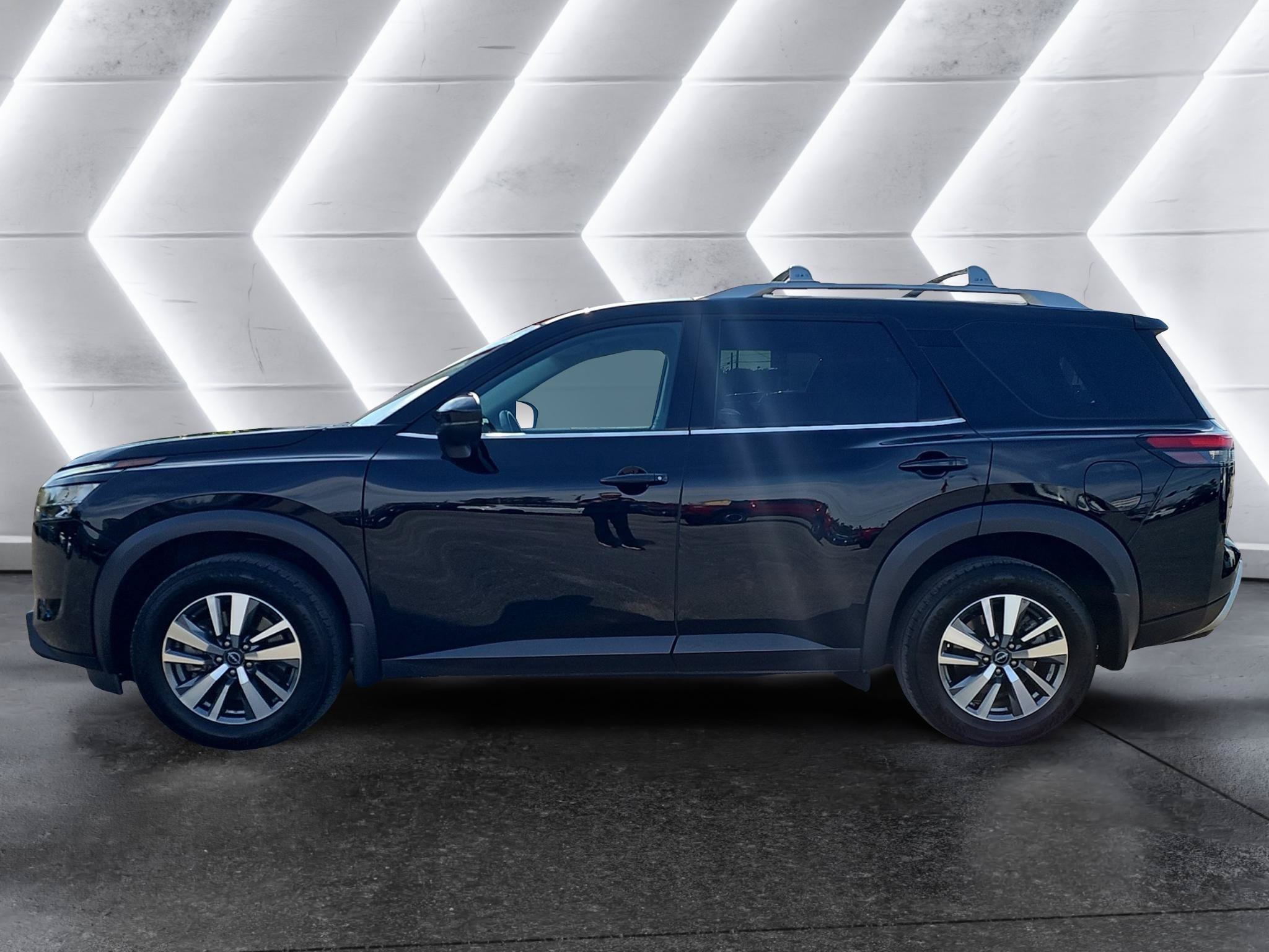 Used 2024 Nissan Pathfinder SL w/ Cargo Package FWD image 4