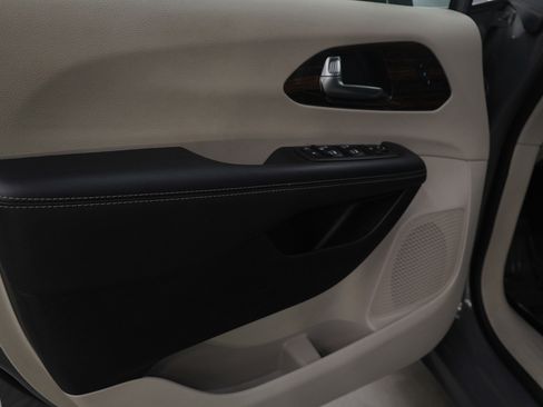 Used 2023 Chrysler Pacifica Limited image 23