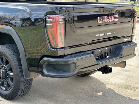 Used 2025 GMC Sierra 2500 AT4 image 6