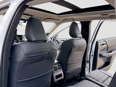 New 2026 Mitsubishi Outlander SE FWD image 6