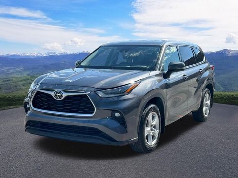 Used 2021 Toyota Highlander LE AWD/4WD image 1