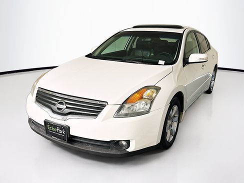 Used 2008 Nissan Altima 3.5 SL w/ Technology Pkg FWD image 3