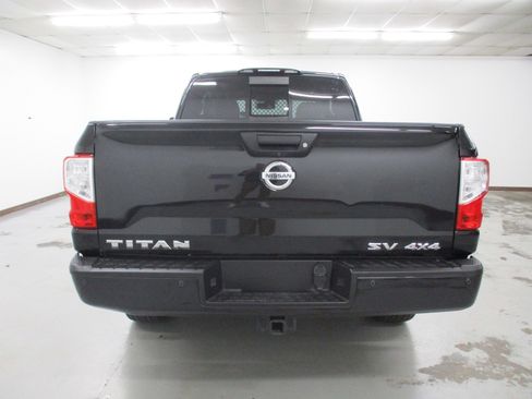Used 2017 Nissan Titan SV image 5