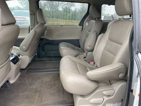 Used 2019 Toyota Sienna XLE FWD image 29