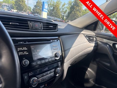 Used 2017 Nissan Rogue SV image 18