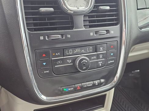 Used 2016 Chrysler Town & Country Touring image 36