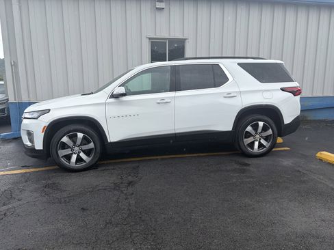 Used 2023 Chevrolet Traverse LT w/ LT Premium Package AWD/4WD image 2