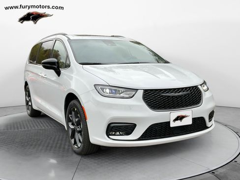 New 2026 Chrysler Pacifica Limited w/ S Appearance Package image 1