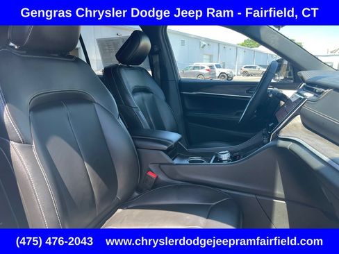 Used 2024 Jeep Grand Cherokee Limited w/ Black Appearance Package AWD/4WD image 15